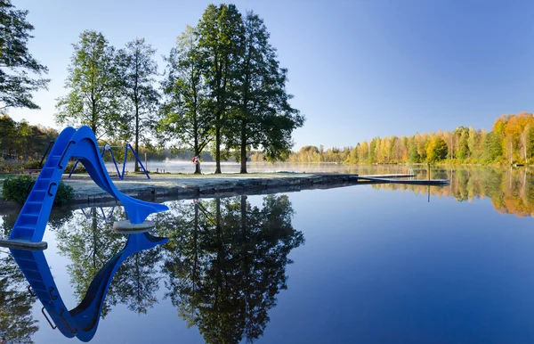 Дитячий озерний басейн в осінніх кольорах — стокове фото