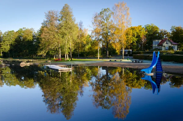 初期の秋の湖の風景画 — ストック写真