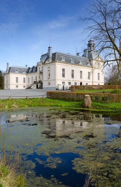 Wit kasteel met water reflectie — Stockfoto