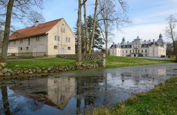 Kronovall van kasteel met water reflectie — Stockfoto