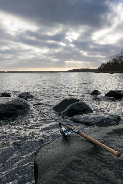 Vinterfiske från klippiga kusten — Stockfoto