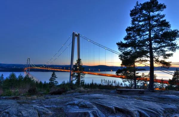 Höga kusten bron på kvällen — Stockfoto