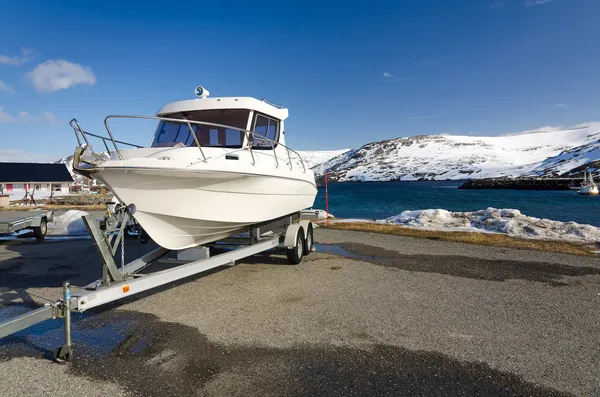 Snabb fiskebåt på släp — Stockfoto