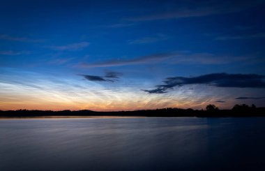 İsveç 'te yaz gölü gece yarısı