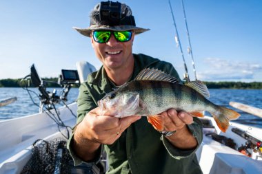 İsveç gölünde yaz sonu levrek balıkçılığı
