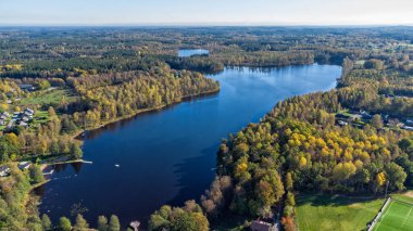 Göl üzerinde drone görünümü