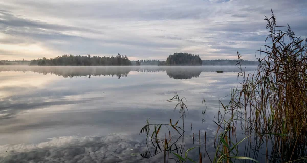 Ekim Manzarasında Güzel Bir Sabah Gölü — Stok fotoğraf