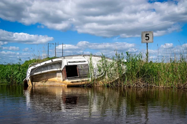 川沿いの放棄された船 — ストック写真