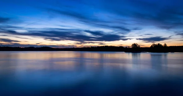 スウェーデンの湖の真夜中のパノラマ風景 — ストック写真