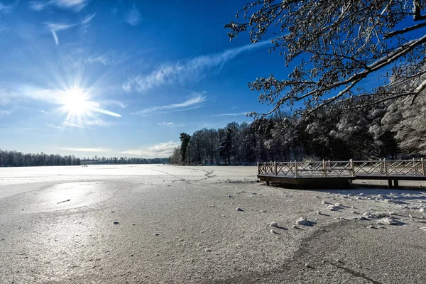 Krásná Slunná Scenérie Zamrzlého Jezera — Stock fotografie