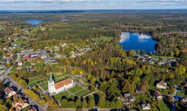 Güzel hava manzaralı bir köy. 