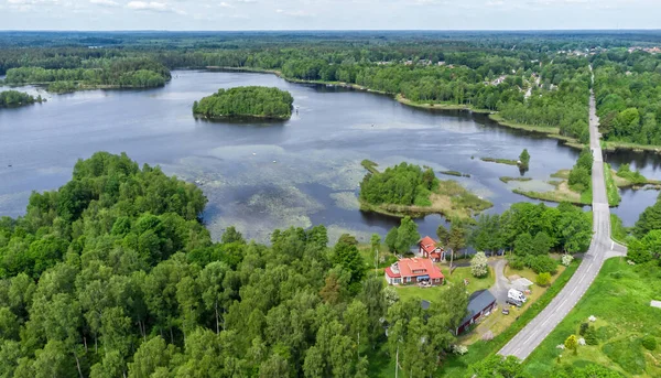 Ειδυλλιακό Σουηδικό Χωριό Δρόμο Πάνω Από Λίμνη — Φωτογραφία Αρχείου
