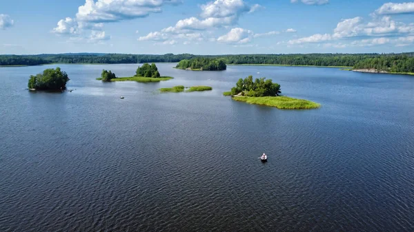 夏の風景の中にスウェーデンの湖 航空ビュー — ストック写真