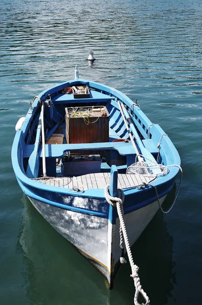 Azul barco de pesca — Foto de Stock