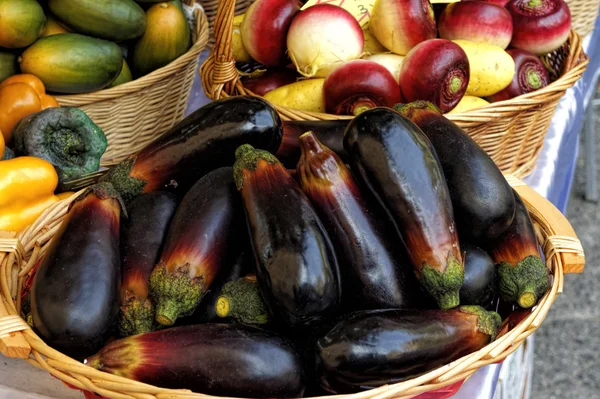 Auberginen auf einem Markt — Stockfoto