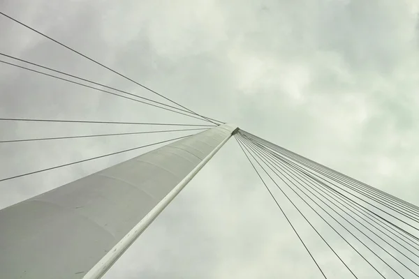 Ponte de suspensão moderna — Fotografia de Stock