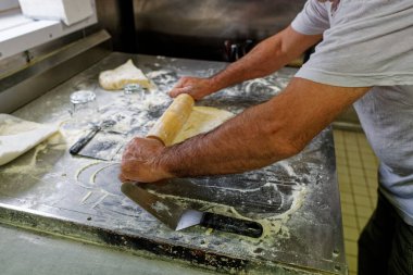 Bir gemide hamur işi pişir.