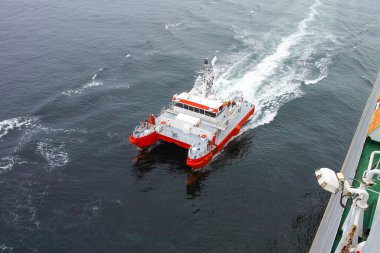 Pilot katamaran yaklaşan gemiye binmeden önce...