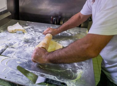 Aşçı gemi mutfağında bisküvi hazırla.