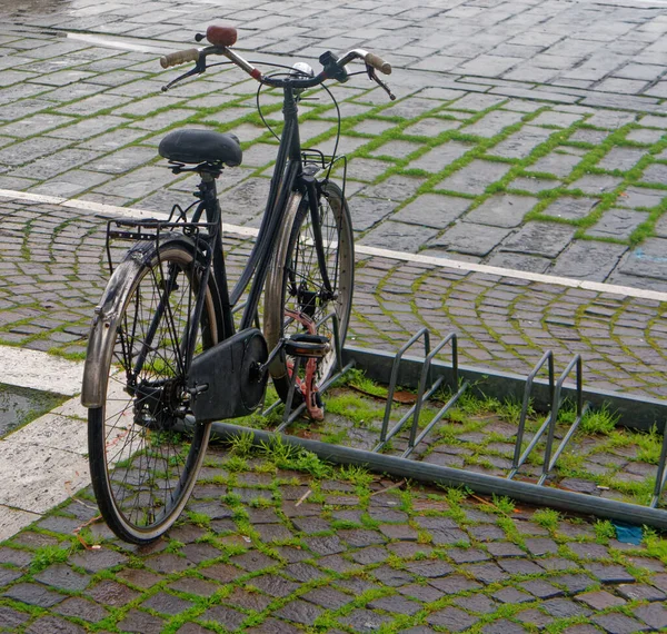 Παλιό Μαύρο Ποδήλατο Στην Πόλη Μου — Φωτογραφία Αρχείου