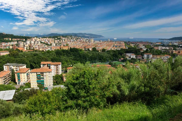 La Spezia 'nın havadan görünüşü İtalya' da güzel bir kasaba