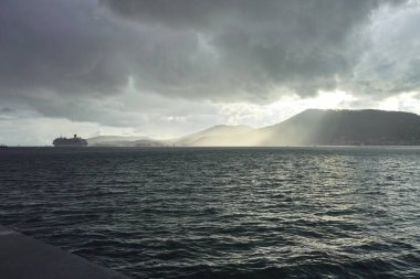 Spezia Körfezi 'nde ışık saçan fırtına.