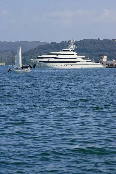 イタリアの港での豪華なヨット — ストック写真