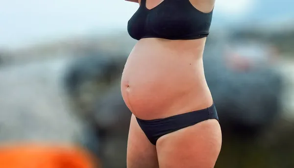 日没時に海にいる妊婦さん — ストック写真