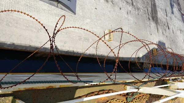 モルグ湾のトゴ港に滞在中に船内で保護するために使用されるかみそり線 — ストック写真