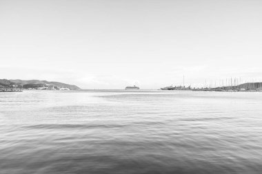 La Spezia Körfezi 'nin siyah beyaz manzarası çok güzel.