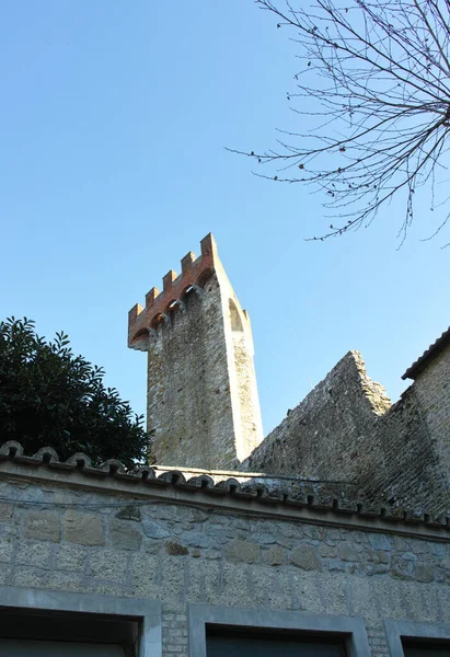 パッシニャーノ トラジメーノ 同音異義語湖ウンブリアのイタリアの地域で小さな町の時計塔 — ストック写真
