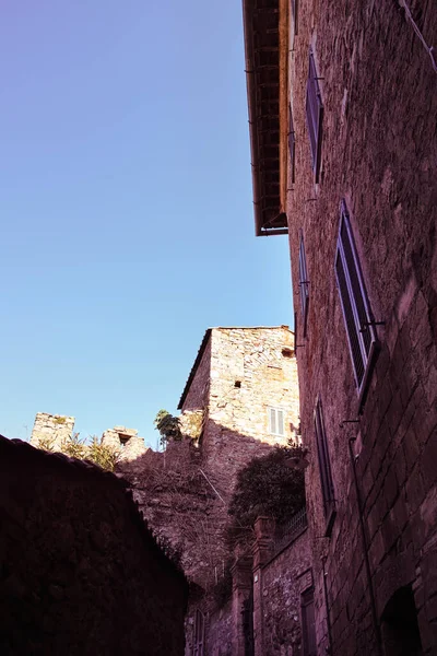 パッシニャーノ トラジメーノ 同音異義語湖ウンブリアのイタリアの地域で小さな町の時計塔 — ストック写真