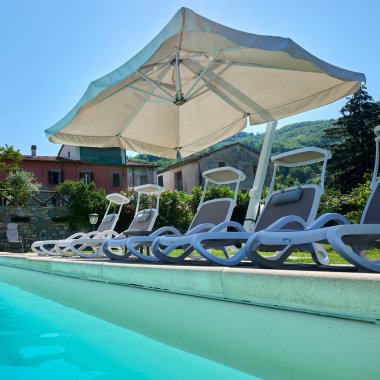Çayırda güzel bir tatil köyü