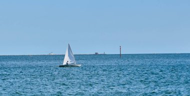 La spezia körfezinde lazer yelkenli gemi