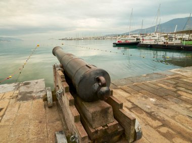 La Spezia Körfezi 'nin bulutlu bir günde çok güzel bir manzarası var.