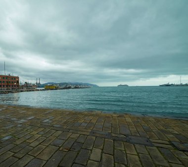 La Spezia Körfezi 'nin bulutlu bir günde çok güzel bir manzarası var.