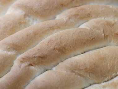 bir masanın üstünde ekmek 