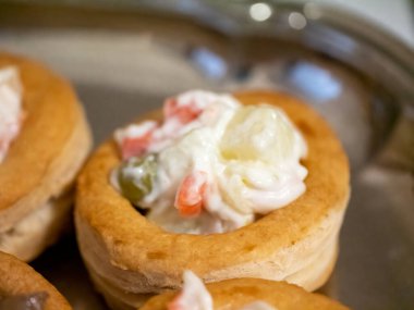 bir tabloda karışık kanepeler detay