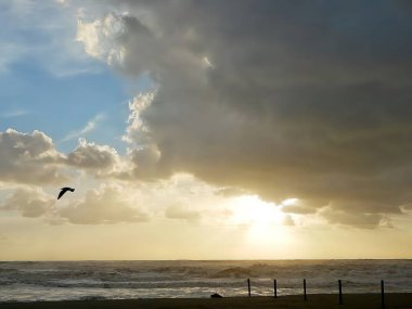 Akdeniz sahilinde gün batımı 
