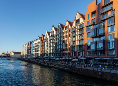 Gdansk, Polonya - 8 Ağustos 2020: Gdansk, Polonya 'daki eski kasabanın mimarisi. Gdansk, eski ortaçağ kasaba mimarisi ile Polonya Pomeranya 'nın tarihi başkentidir..
