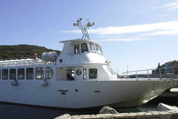 Barco Balsa Branco Esperar Para Turista Portovenere Spezia Itália — Fotografia de Stock