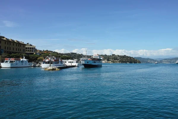 Big Ferry Boat Approaching Portovenere Harbour Discharging Passengers — Stock Photo, Image
