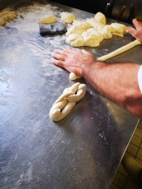 Gemide taze ekmek hazırlığı.