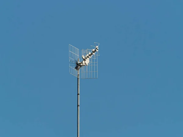 Detalle Antena Televisión Contra Cielo Azul —  Fotos de Stock