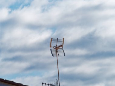 TV anteninin ayrıntıları mavi gökyüzü