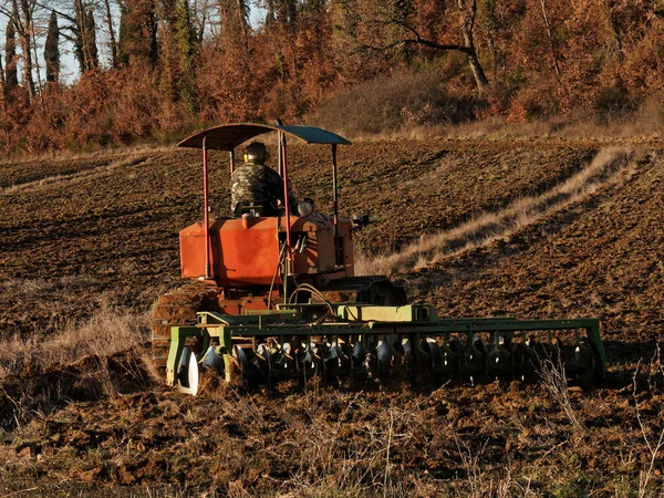 Agriculture Tracteur Préparant Les Terres Avec Cultivateur Semis Dans Cadre — Photo