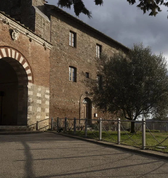 Die Kapelle Von Montesiepi Der Toskana Mit Ihrem Runden Turm — Stockfoto