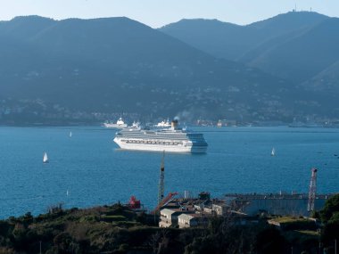 Beyaz yolcu gemisi Napoli Körfezi