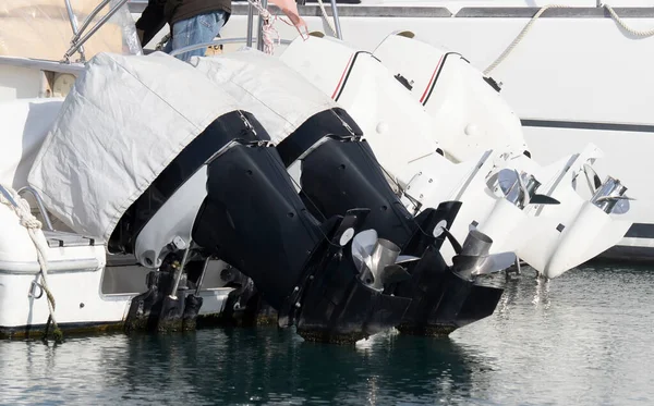 Elica Fuoribordo Nel Porto Spezia — Foto Stock