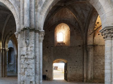 San Galgano, Chiusdino (SI), İtalya - 12 Şubat 2022: Eski Kilise Manastırı Abbey San Galgano, Chiusdino, Siena, Toskana, İtalya
